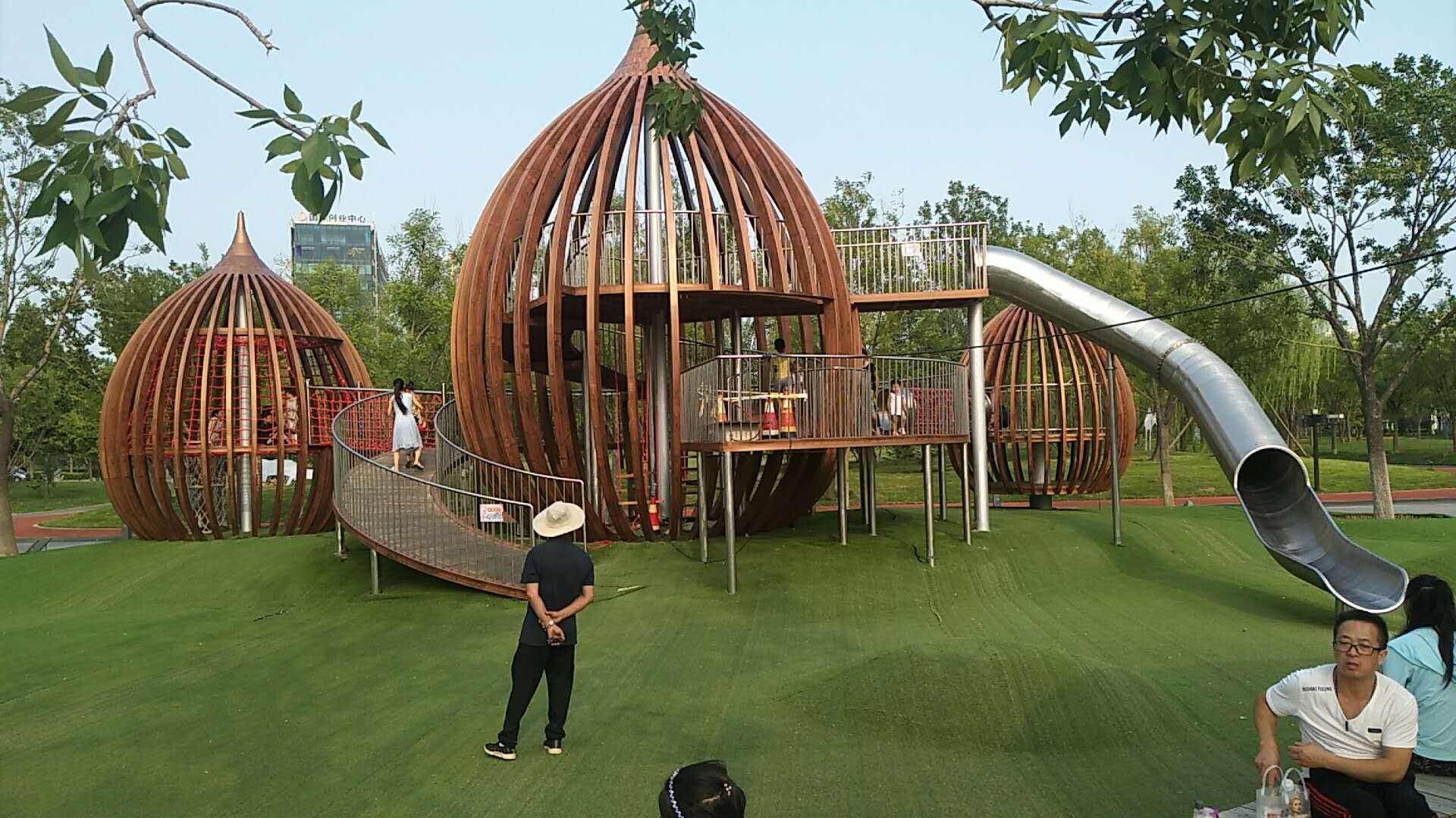 山西太原  核桃樹(shù)屋  大型不銹鋼滑梯